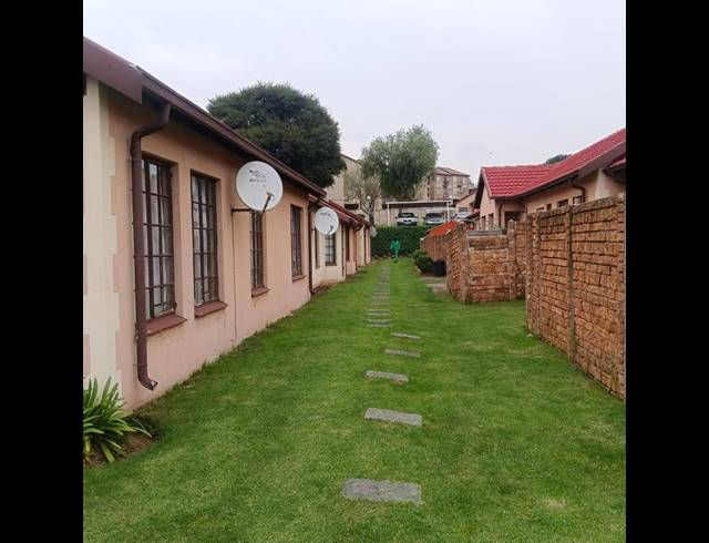 3 BEDROOM TOWNHOUSE FOR SALE IN MEREDALE